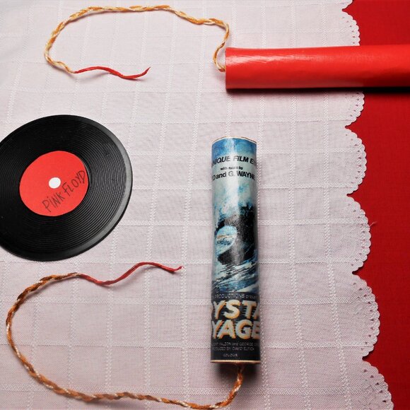 Portable and artistic belt made of cardboard dynamite sticks and posters - Picture 7 of 16